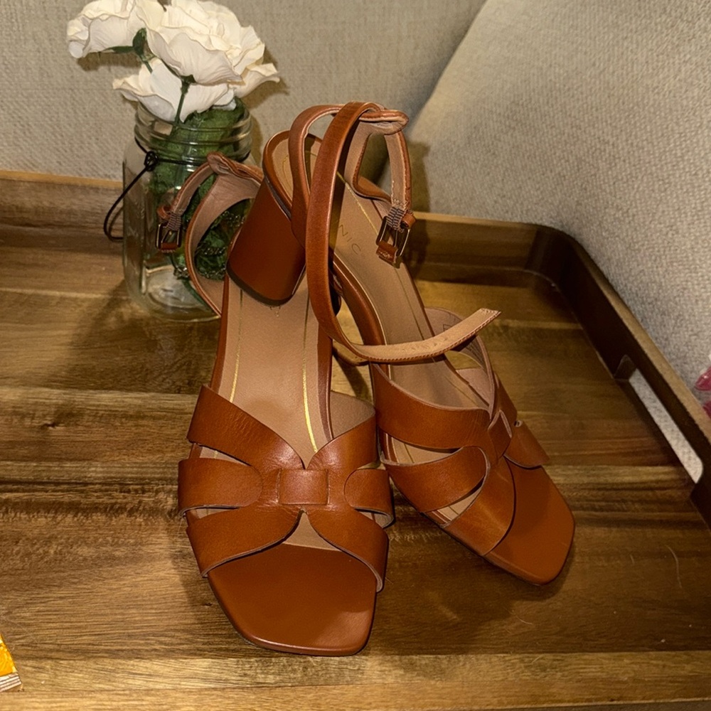 Vionic brown leather heeled sandals 🤎